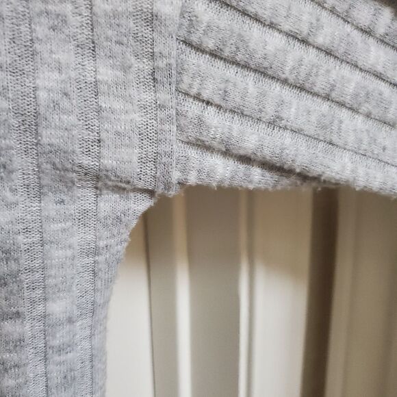 Urban outfitters out from under turtleneck - Picture 8 of 11